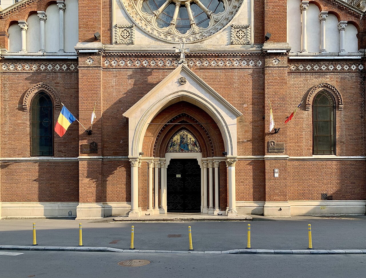 Portalul cu arc ogival, coloane, soclu și trepte.