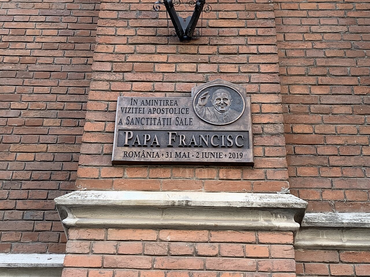 Placă dedicată vizitei Papei Francisc, zidărie și soclu.