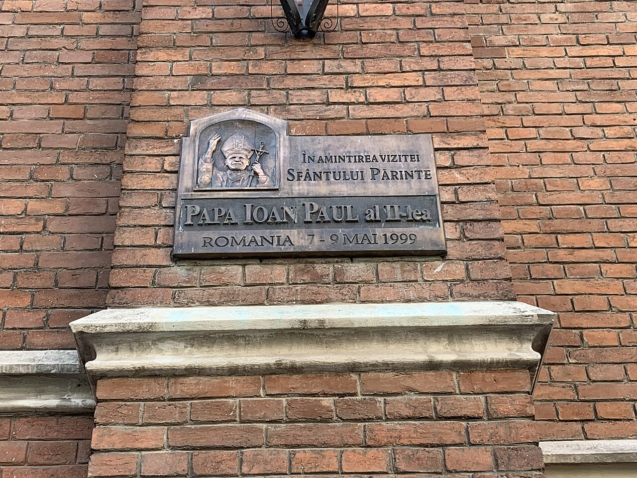 Placă dedicată vizitei Papei Ioan Paul al II-lea și suportul de zidărie.