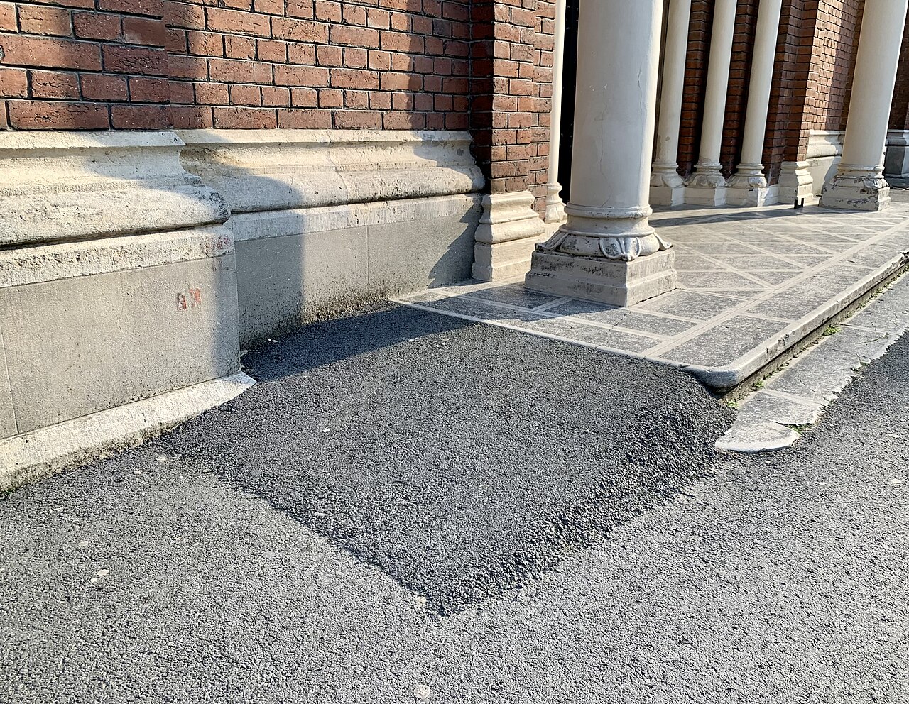 Trepte, coloanele portalului și rampa de acces din fotografia sursă.
