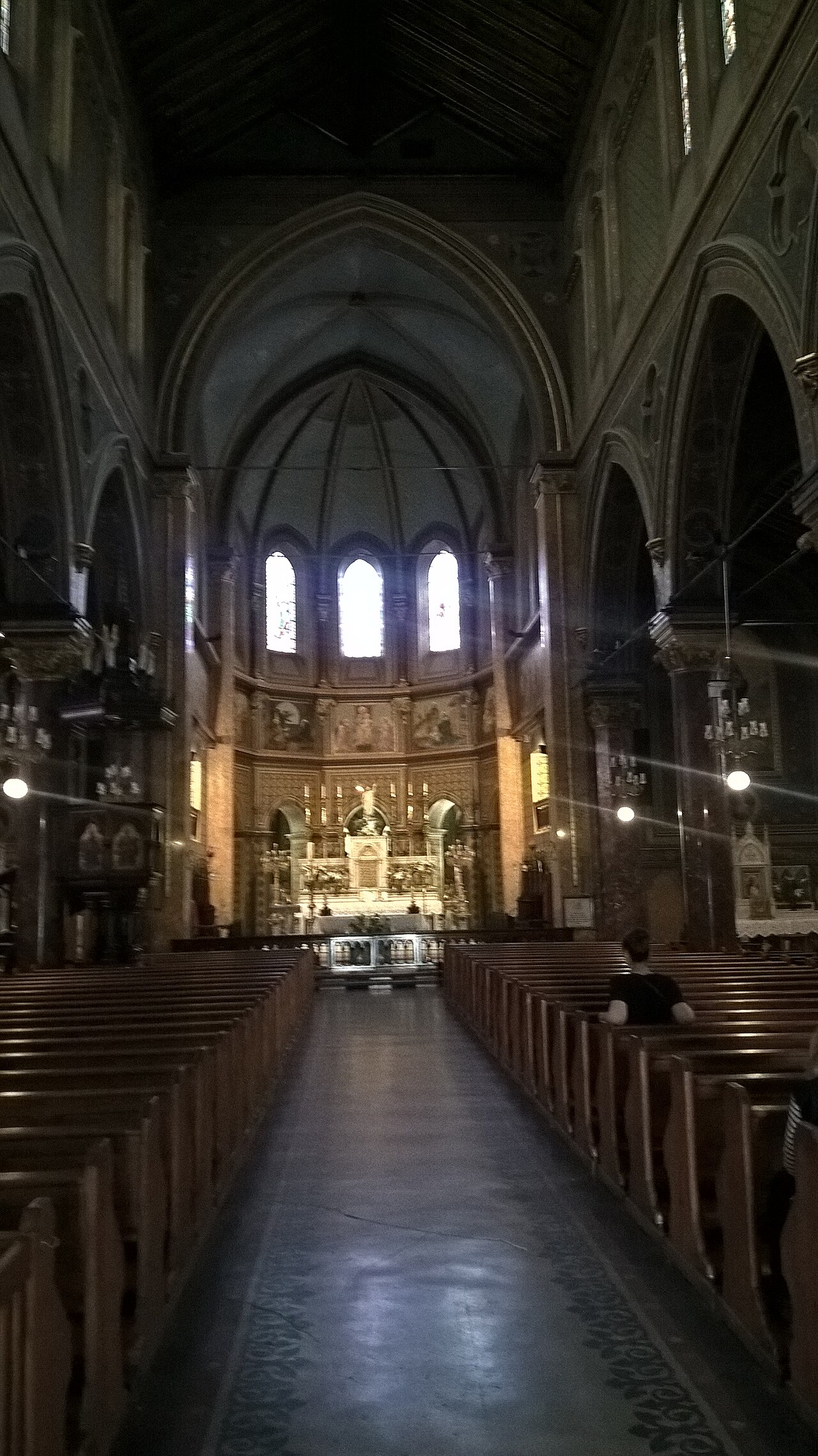 Nava centrală și altarul, vedere axială.
