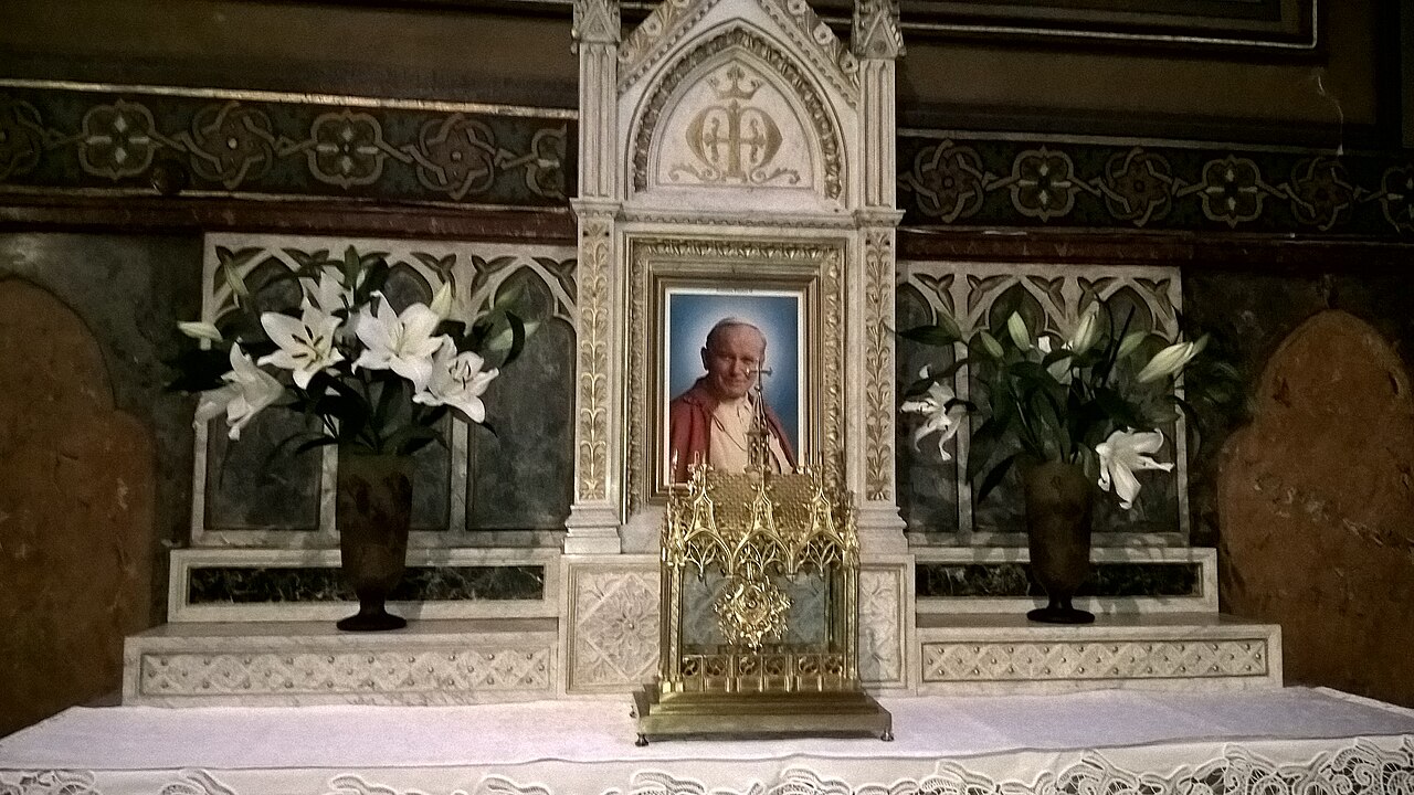 Altarul și tabernacolul, vedere apropiată.