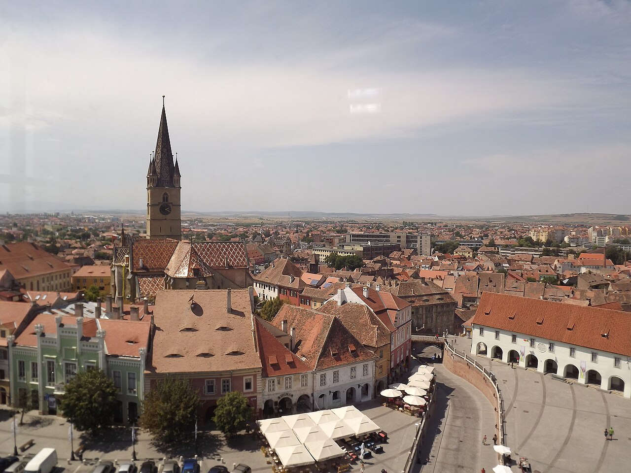 Ansamblul și acoperișurile bisericii, vedere de la Turnul Sfatului.