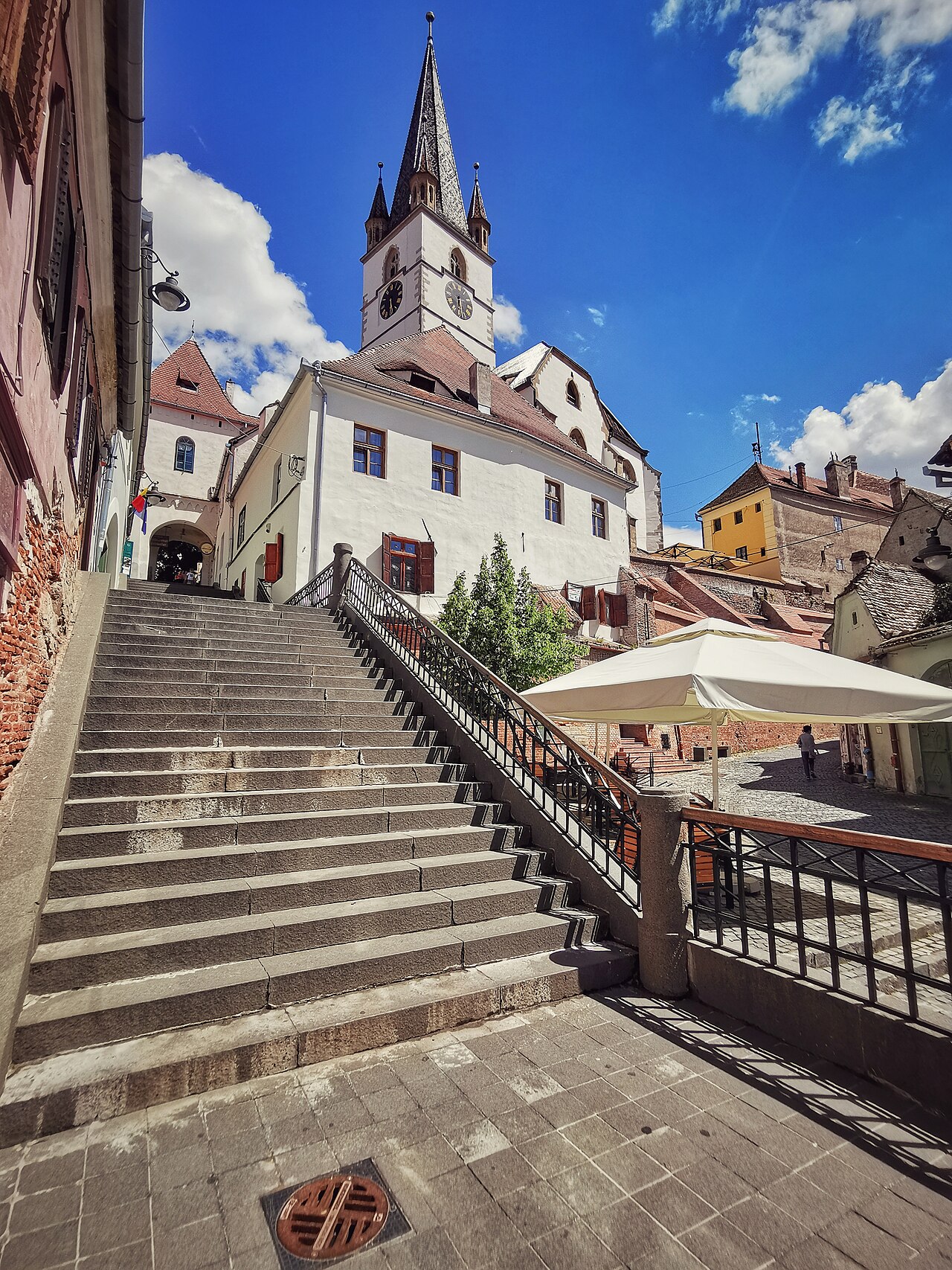 Biserica și scările de legătură cu Orașul de Jos.