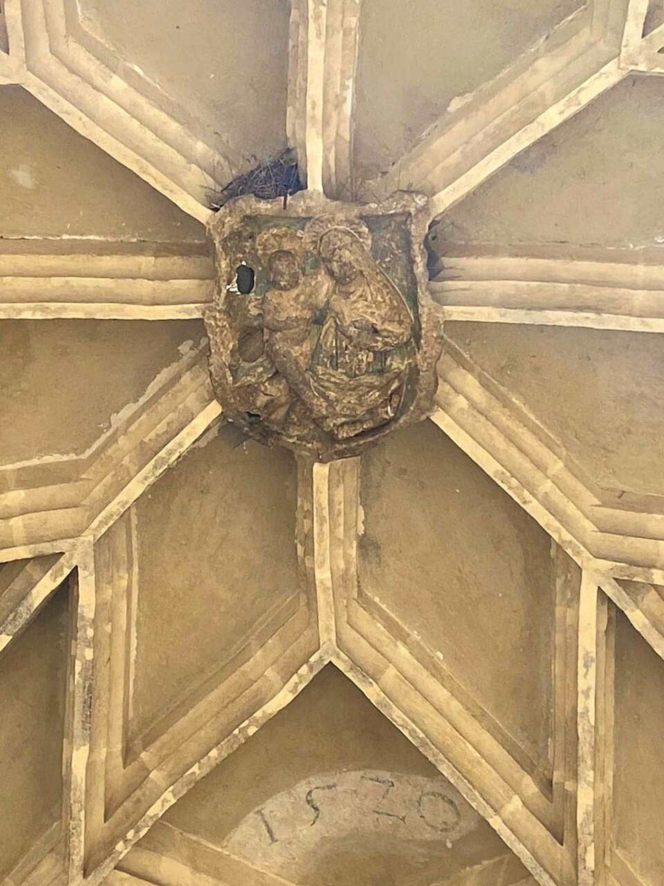 Cheie de boltă sculptată, detaliu al nervurilor pridvorului.