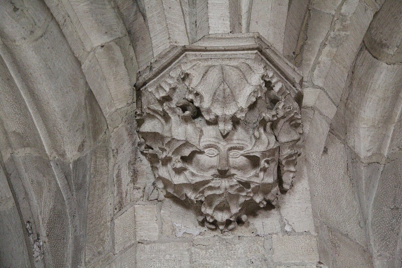 Motiv sculptat în piatră de la o cheie de boltă.