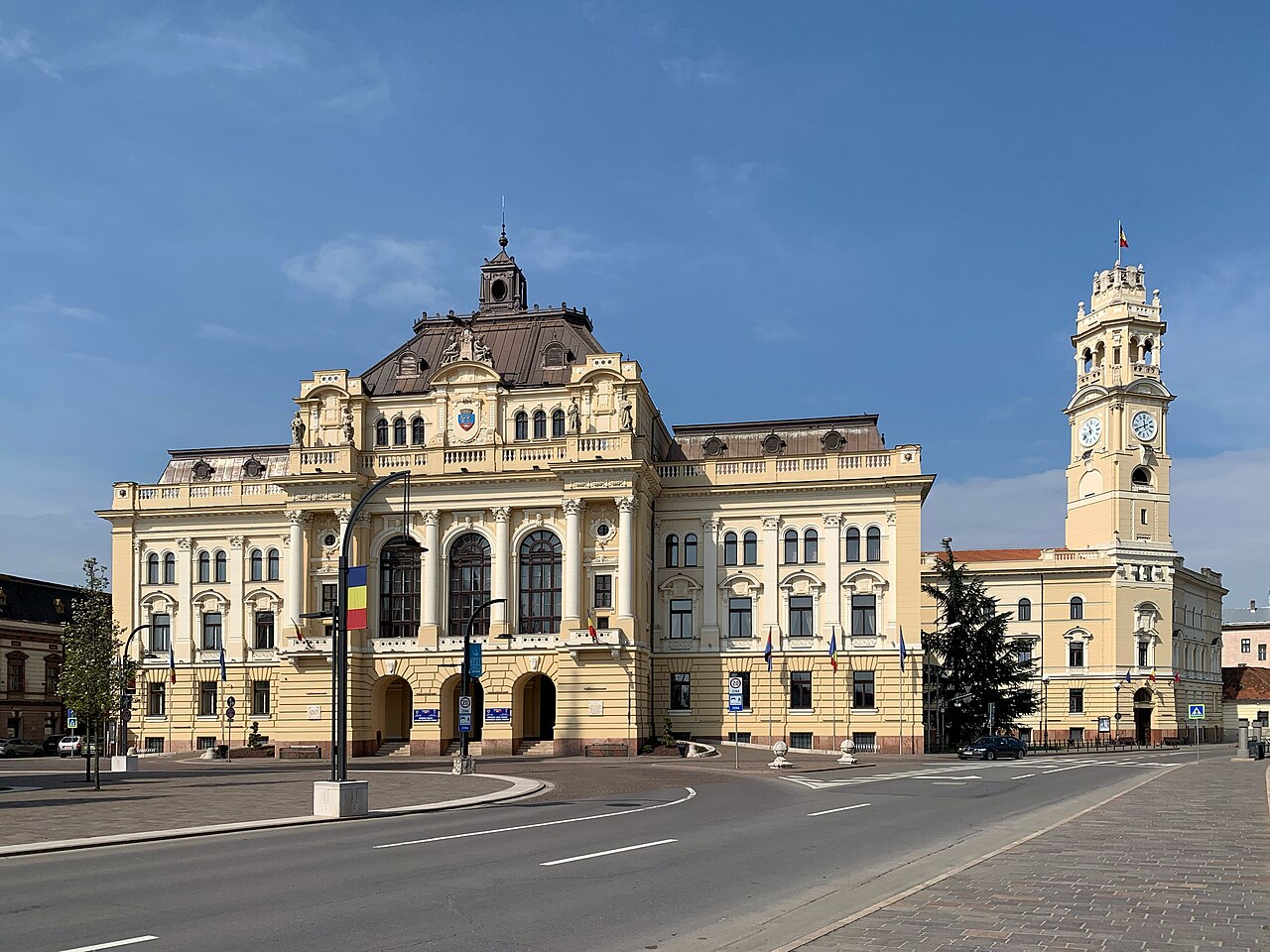 Fațada principală și turnul cu ceas, vedere frontală-oblică din Piața Unirii.