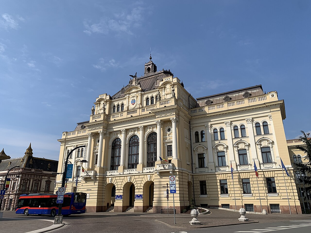 Fațada principală privită din colțul opus, cu corpul central în relief.