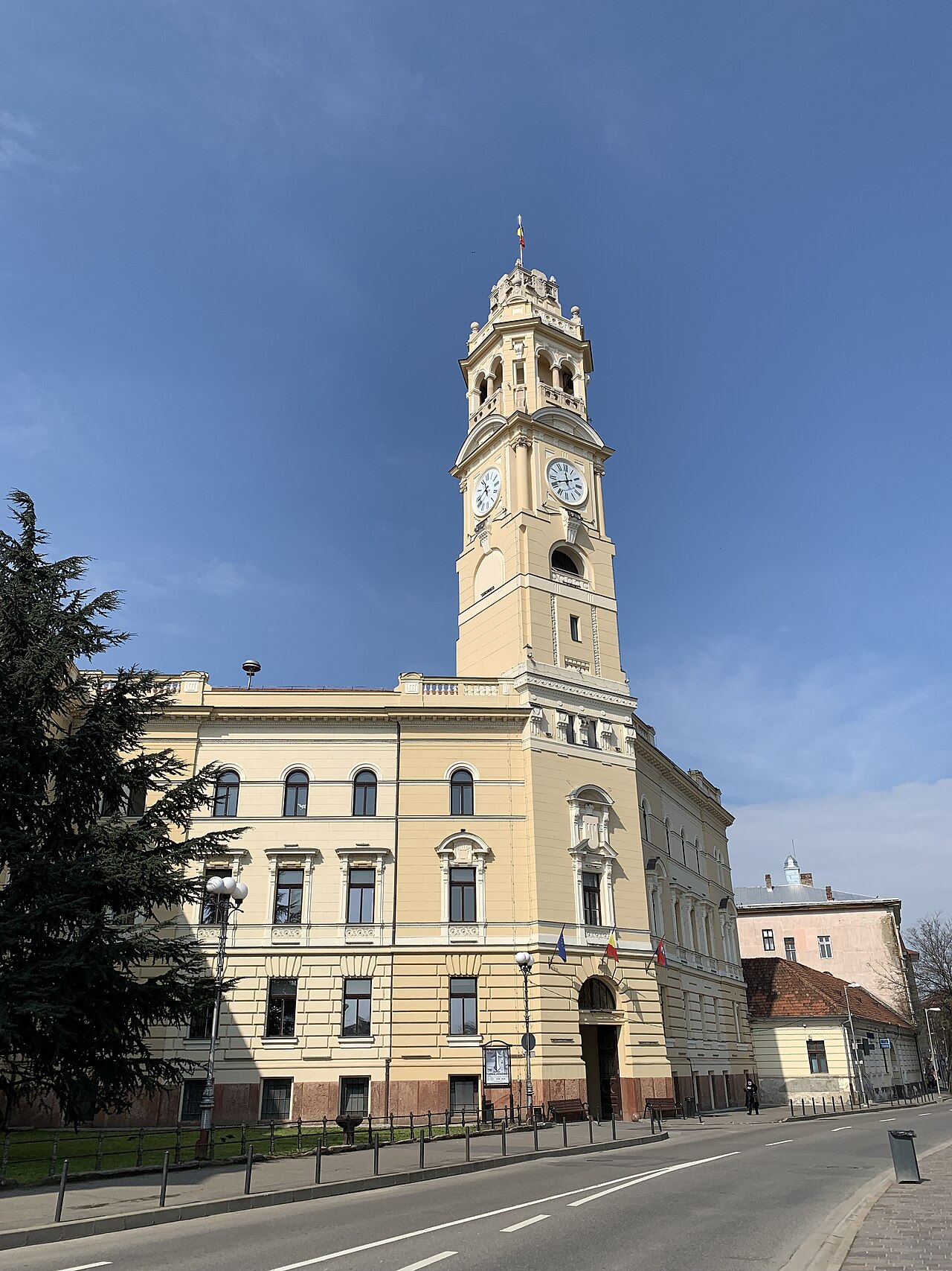 Turnul cu ceas și legătura sa cu aripa joasă.