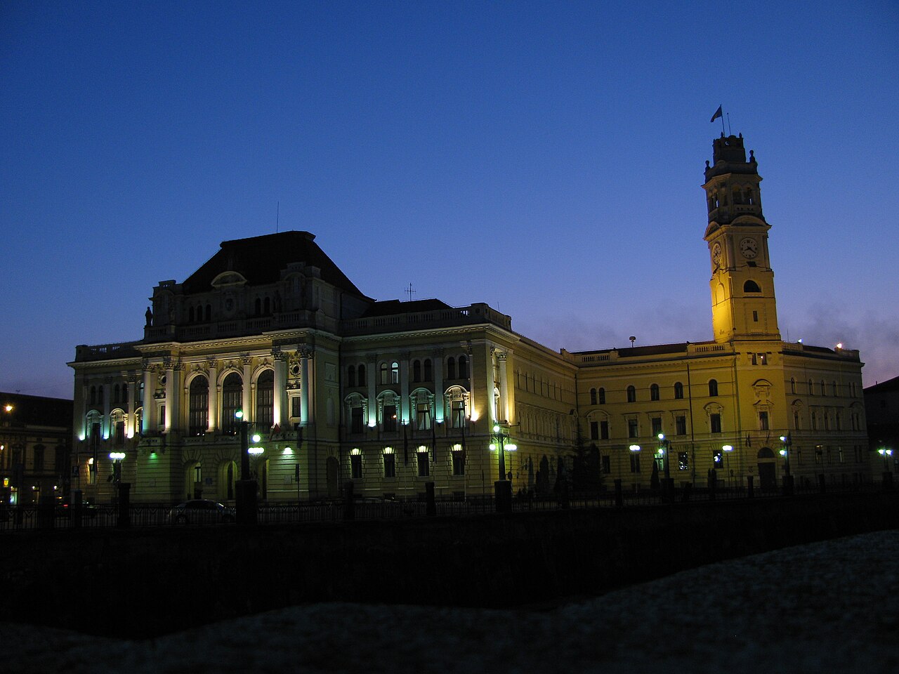 Fațada și turnul în iluminare nocturnă; culorile nu reprezintă materialele în lumină naturală.