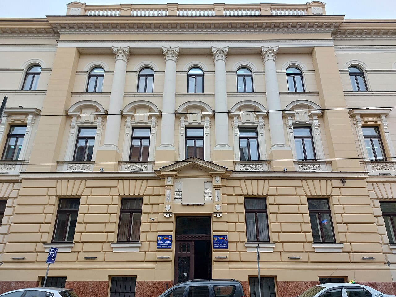 Portal lateral, ancadramente și ferestre în vedere apropiată.