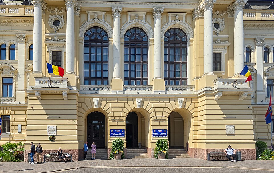 Portalurile principale, scările, balconul și coloanele, în vedere apropiată.