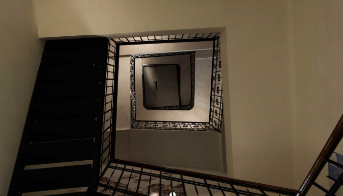 Casa scării interioare a turnului, văzută vertical în sus.