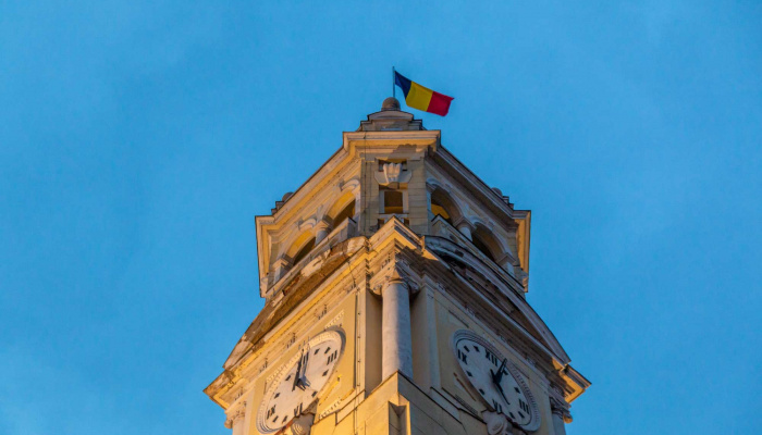 Cadranele ceasului și partea superioară a turnului, în contraplonjeu.