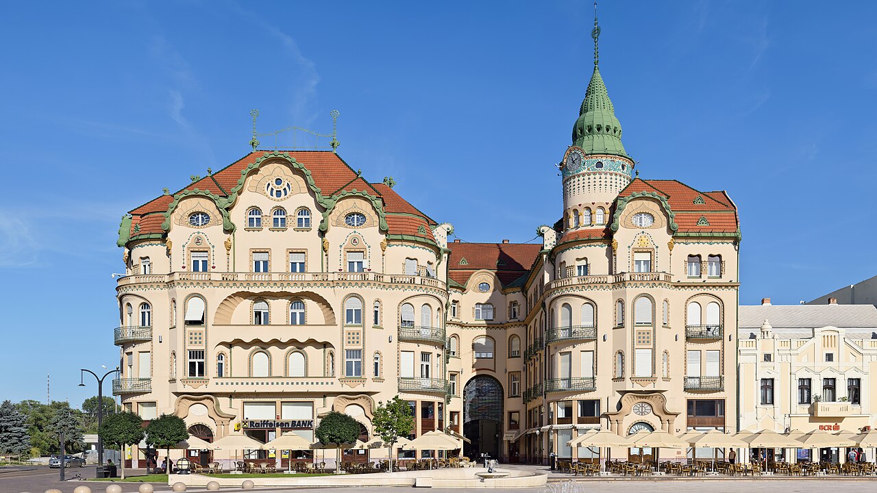Fațada din Piața Unirii, cu cele două corpuri, frontoane curbe și turnul de colț.