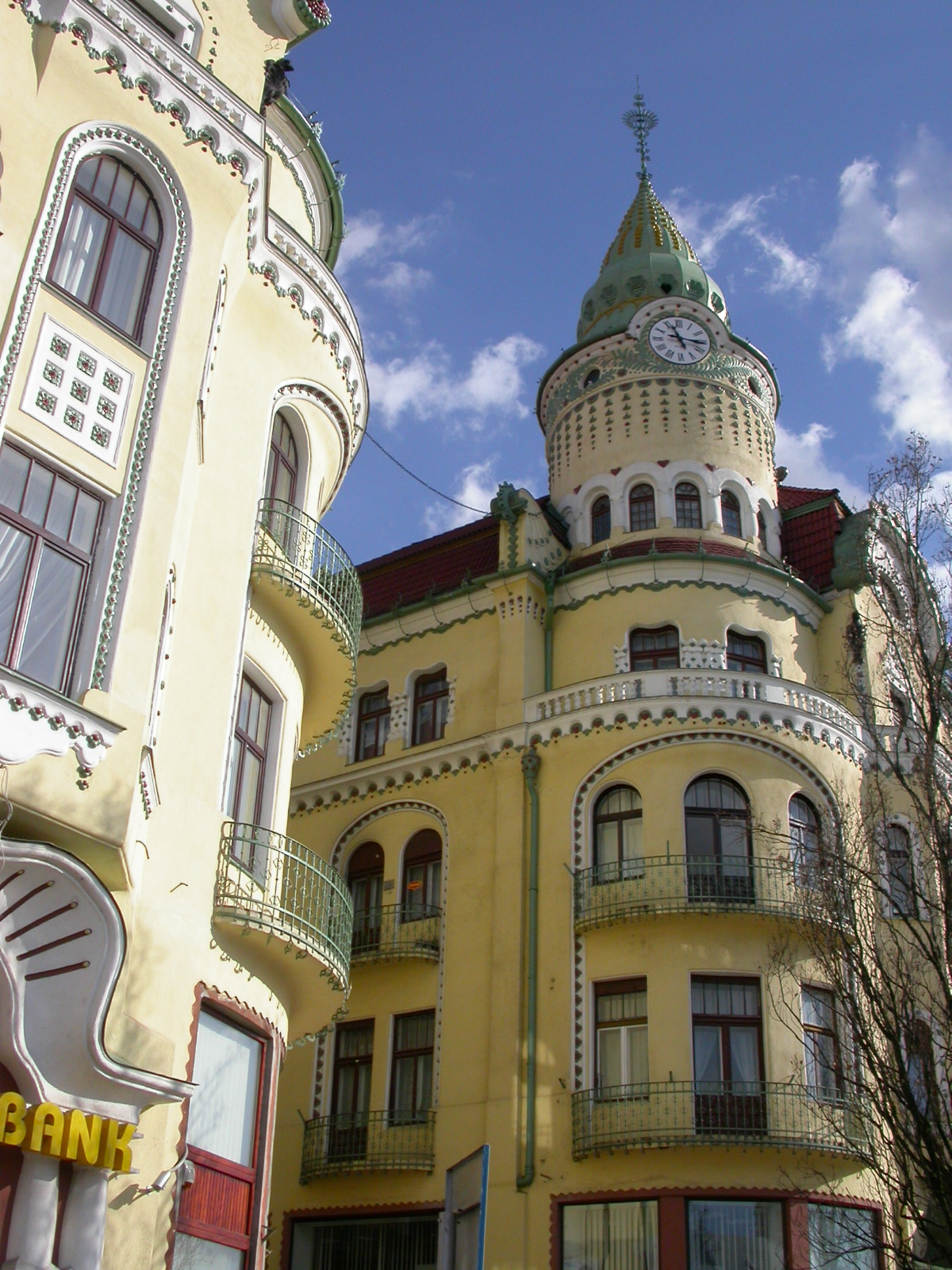 Turnul de colț și ferestrele curbe, în contraplonjeu.