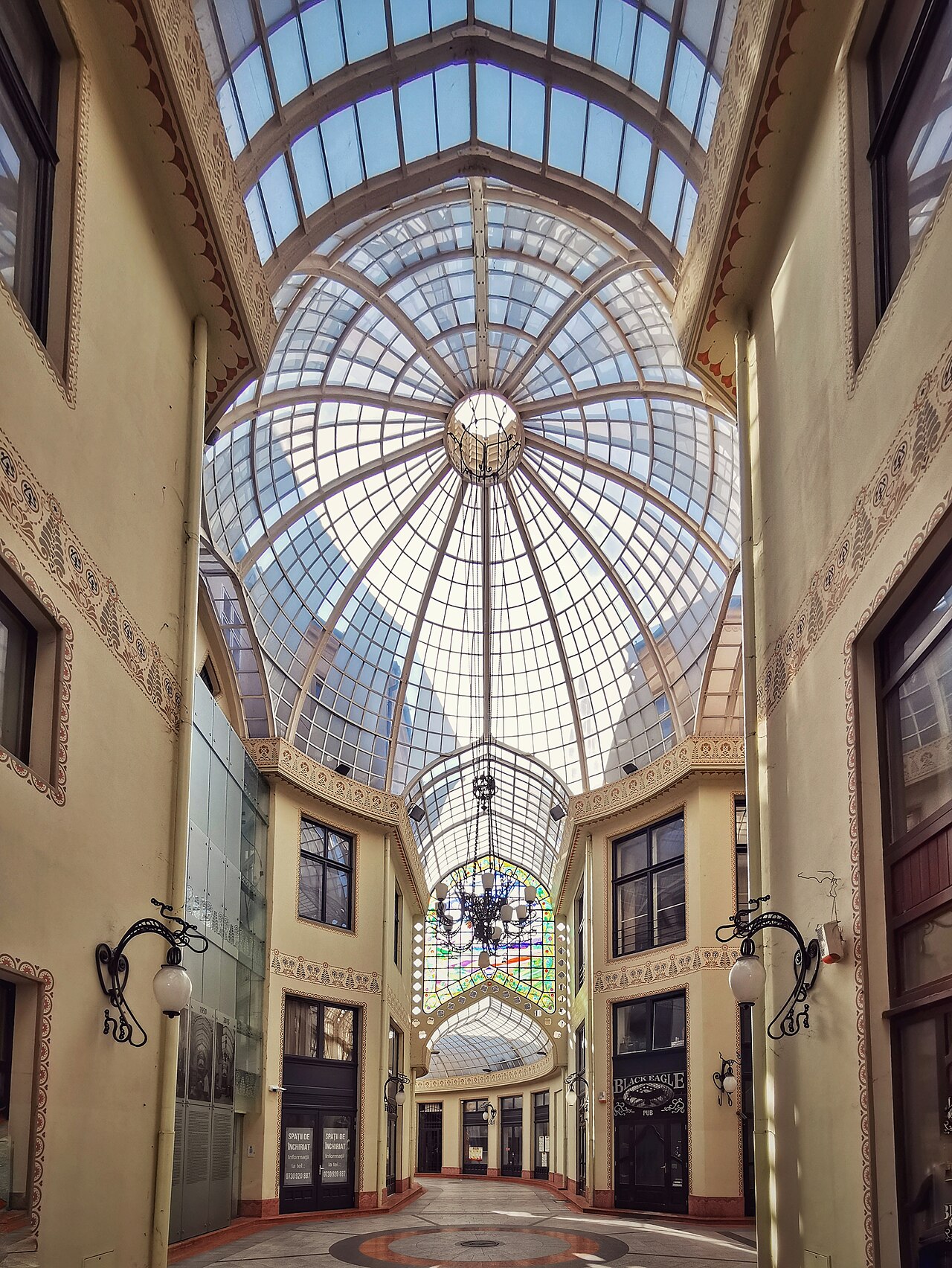 Cupola vitrată și lungimea unei ramuri a pasajului, în perspectivă axială.