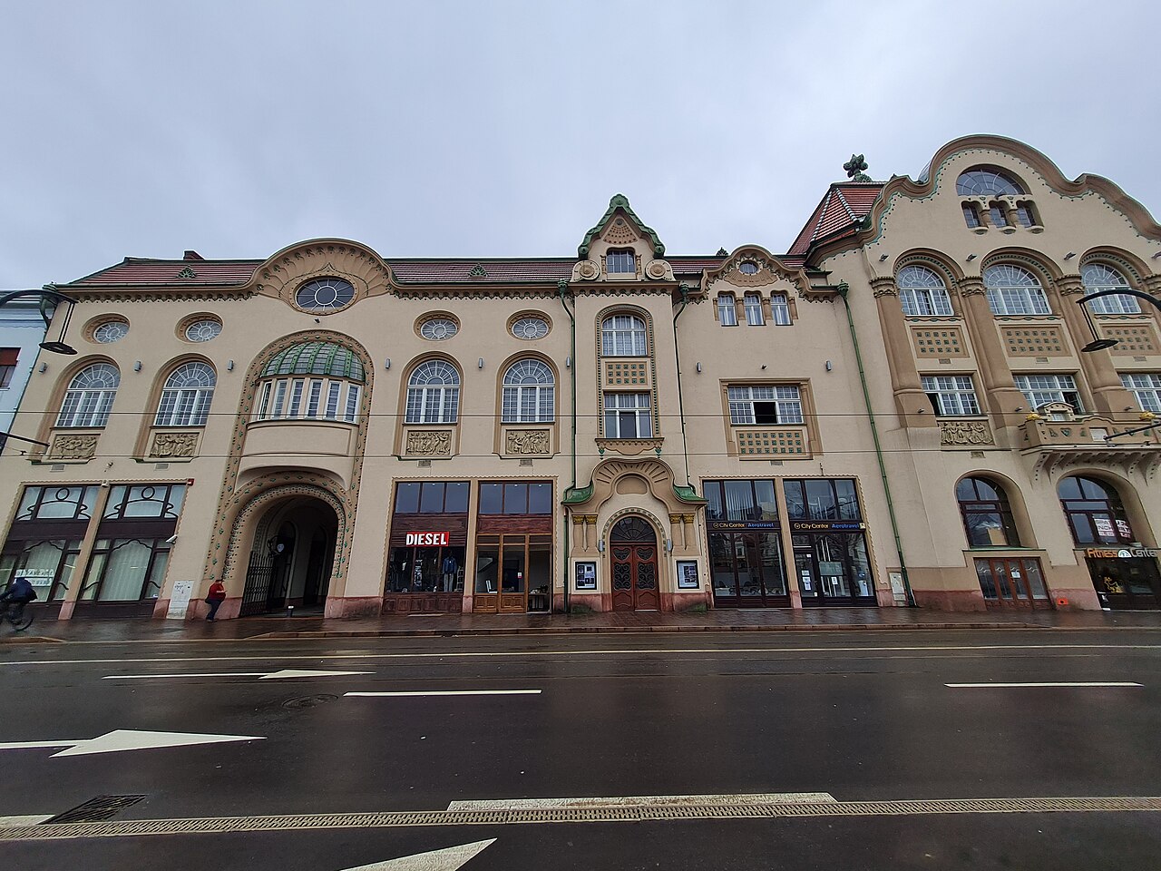 Portalul aripii laterale și decorul de deasupra lui.