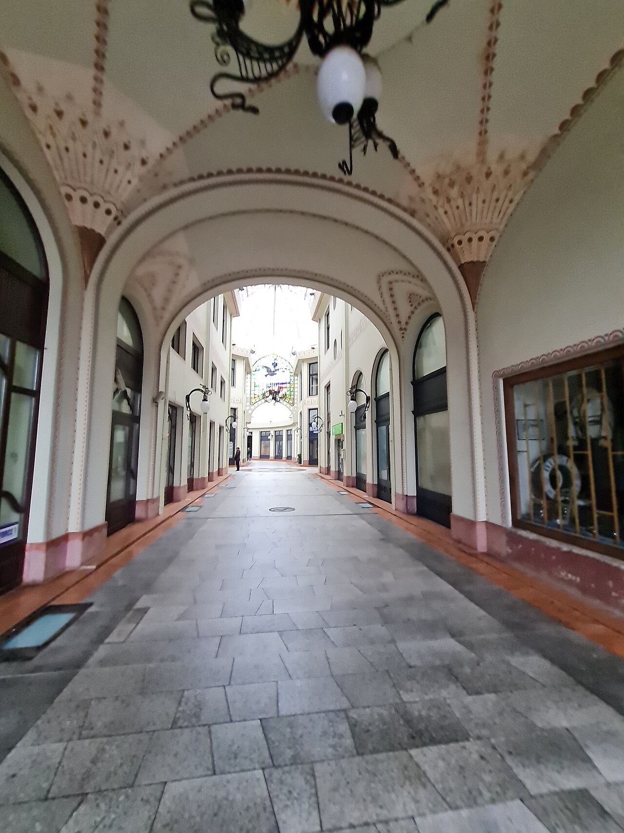 Bolta accesului secundar și legătura cu pasajul vitrat.