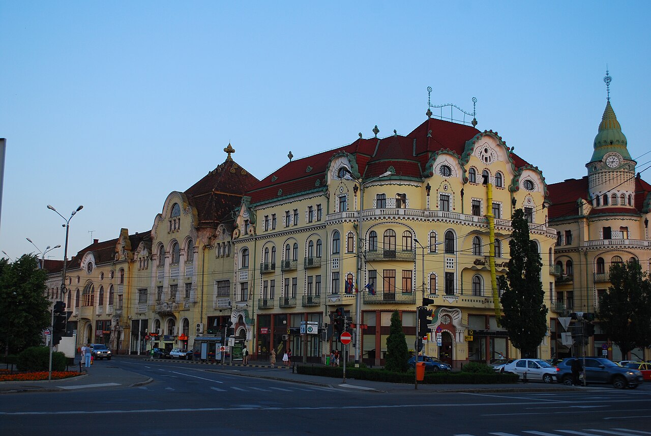 Fațadele exterioare dinspre colțul urban, cu relația dintre aripi.