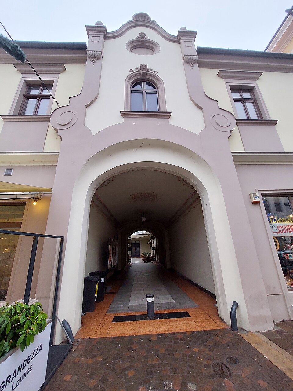 Portalul secundar văzut din exterior, cu ancadrament și reliefuri.