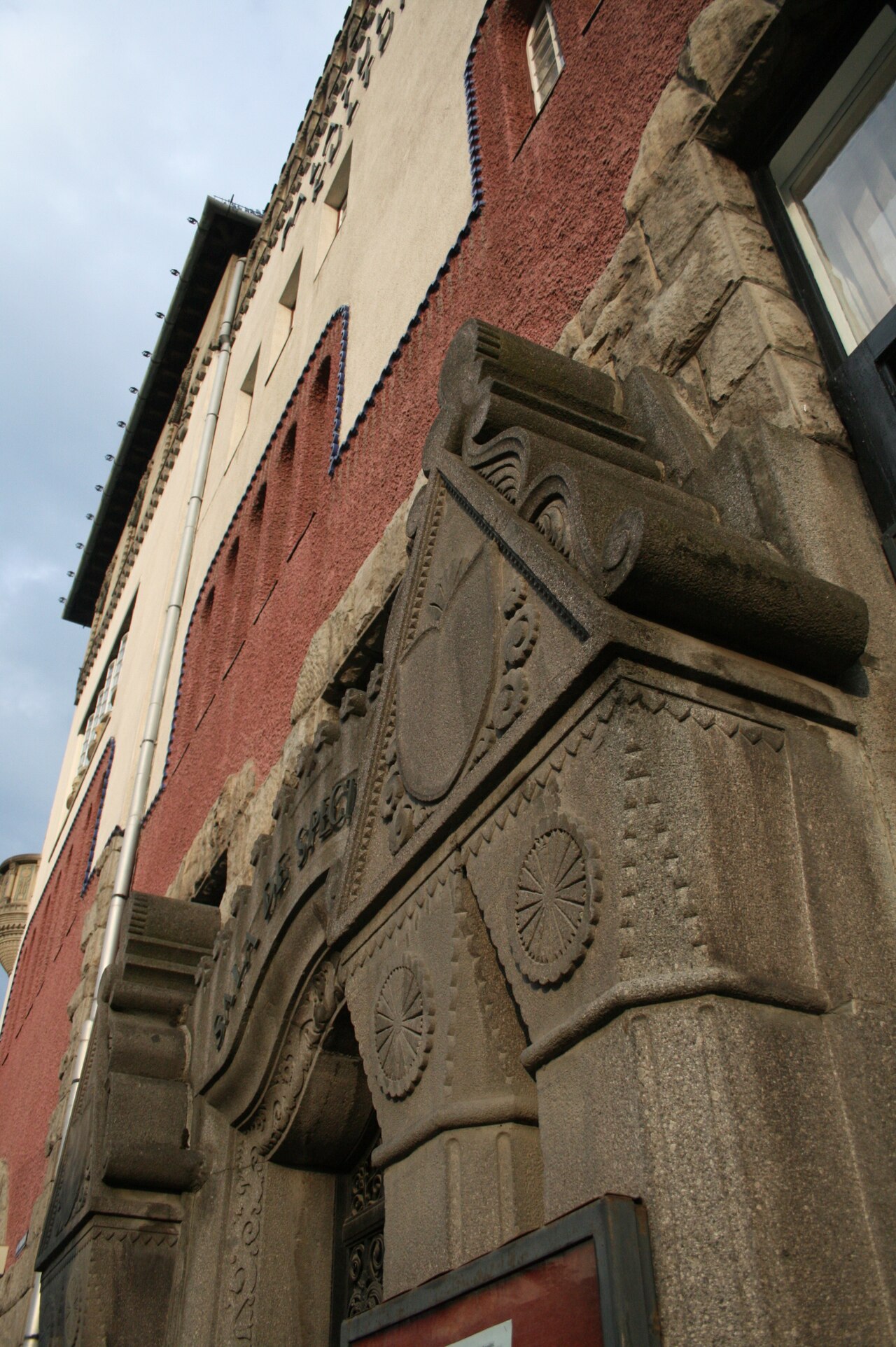 Detaliu al portalului sculptat în piatră și al soclului.