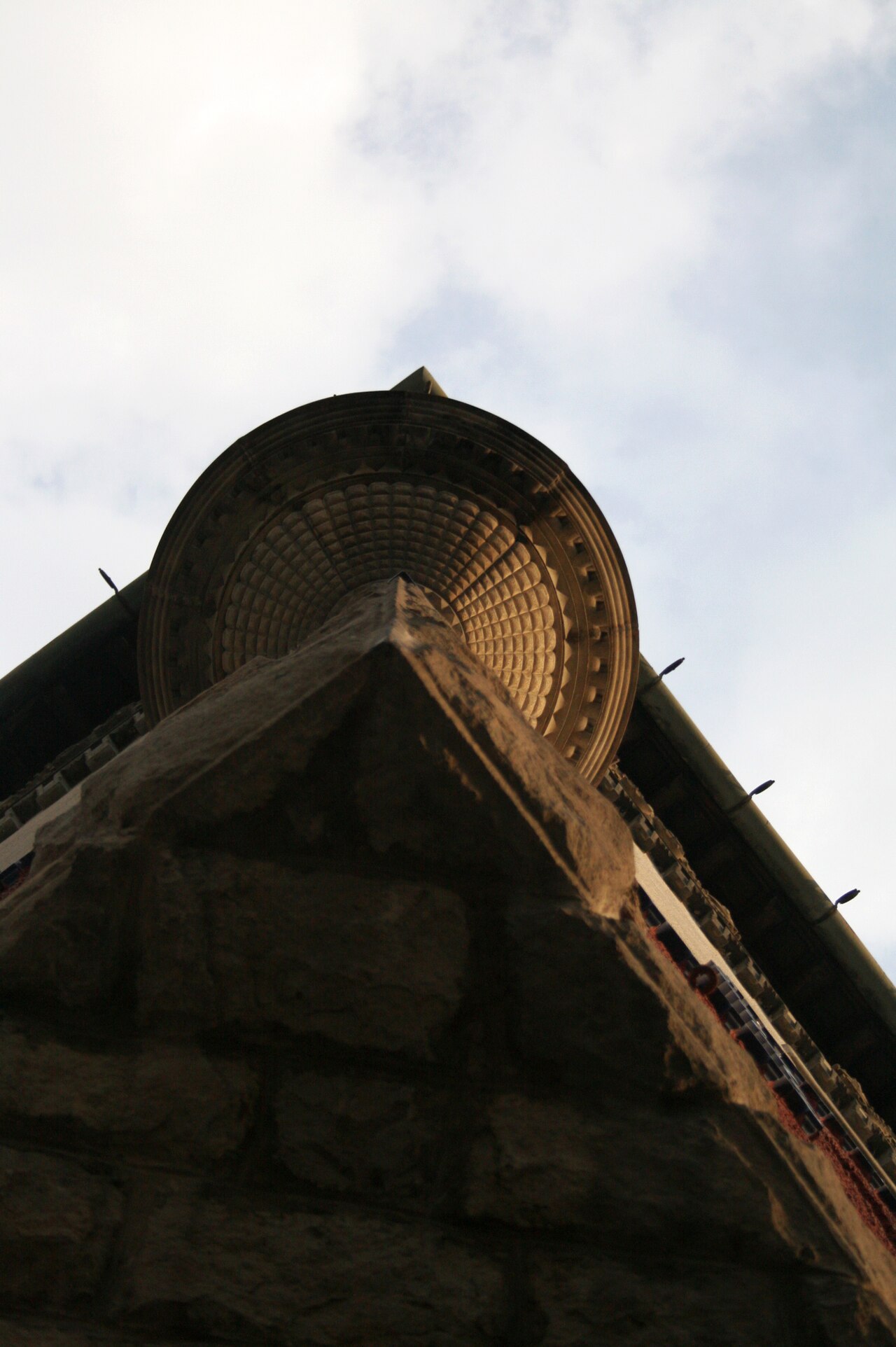Colțul învelitorii și streașina ornamentală, în contraplonjeu.