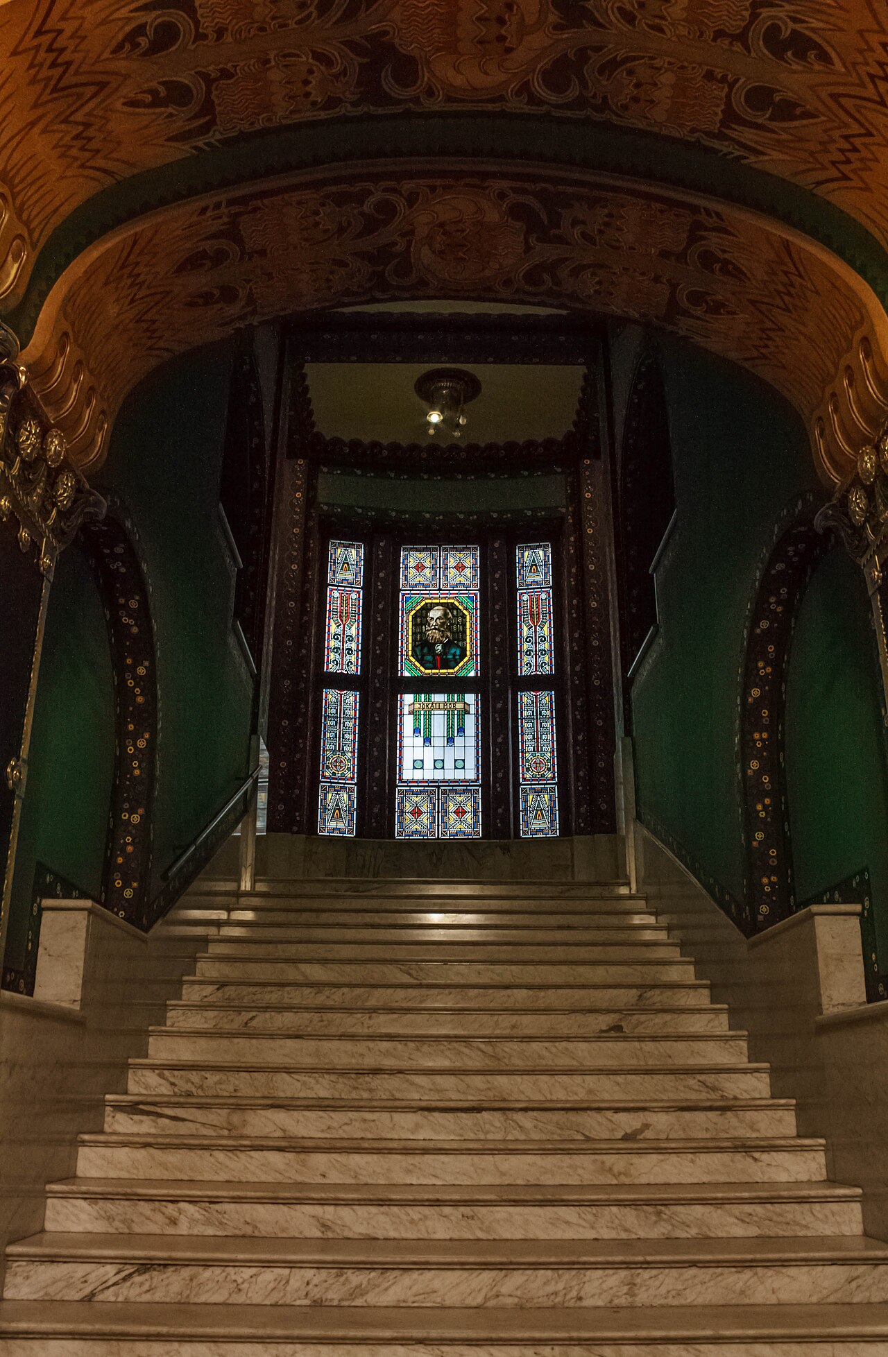 Scara interioară principală, arcade și plafon pictat.
