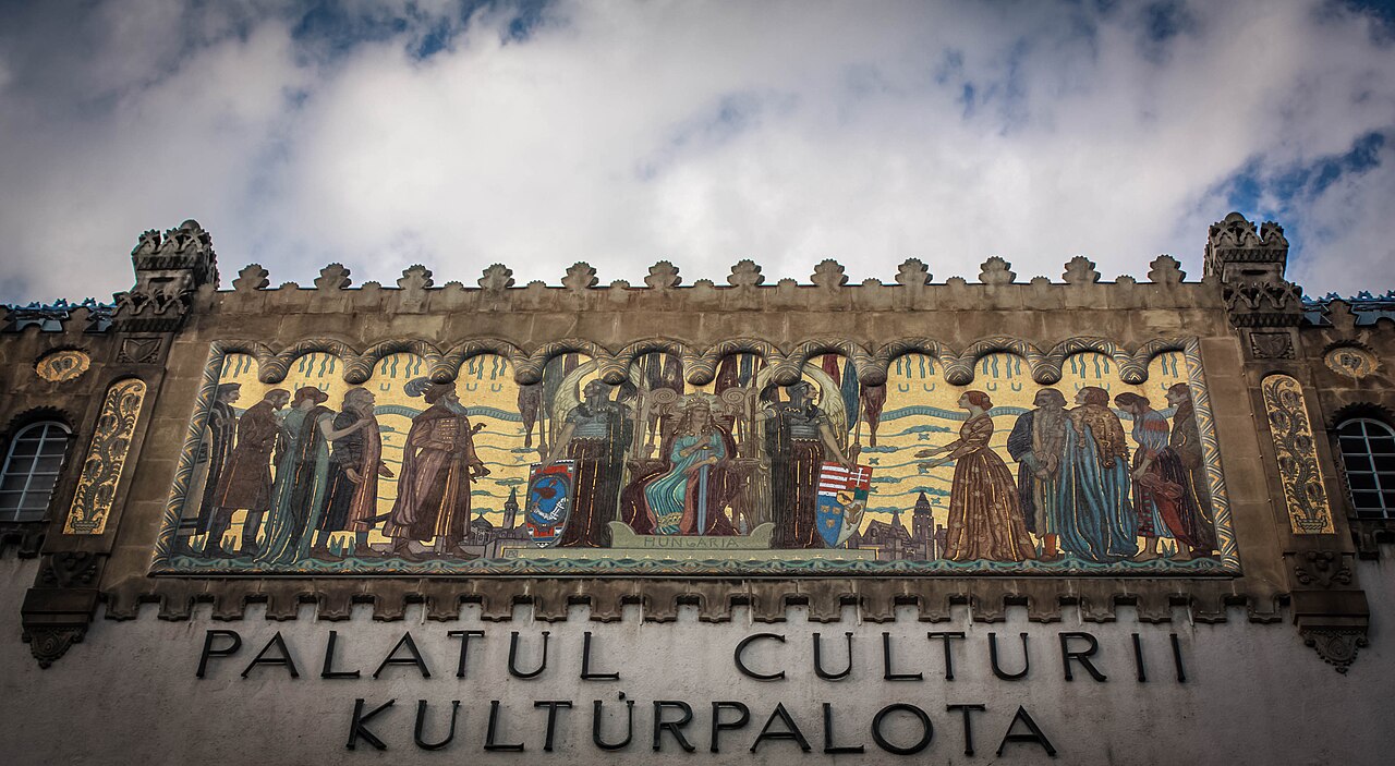 Mozaicul figurativ de pe fațadă și inscripția palatului.