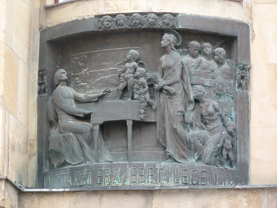 Relief exterior cu personaje și instrumente muzicale.