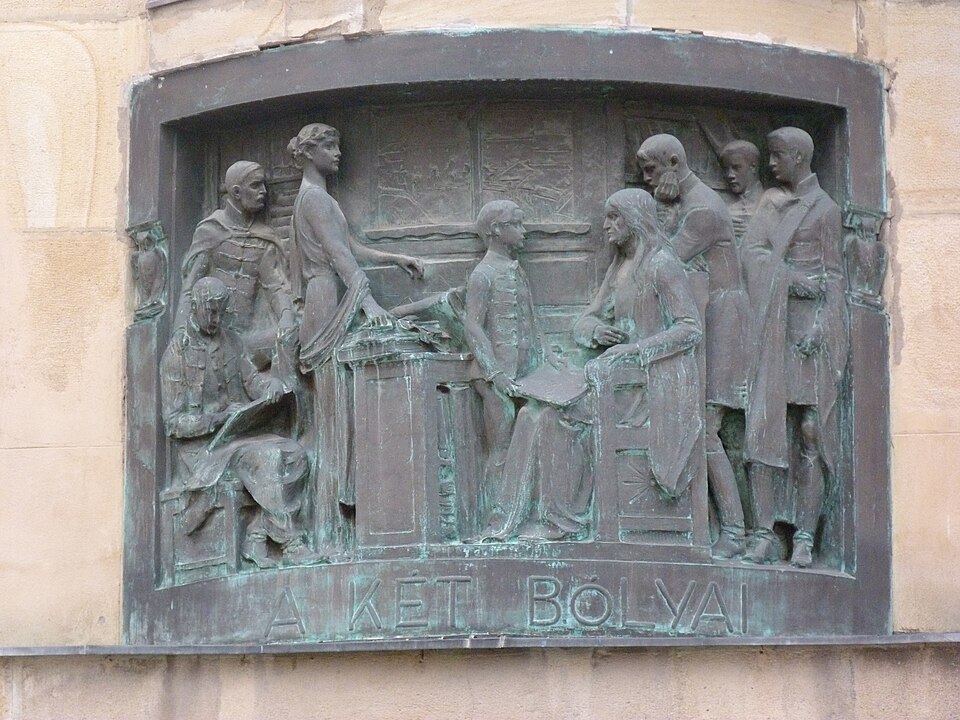 Relief exterior cu grup de personaje, vedere apropiată a modelajului.