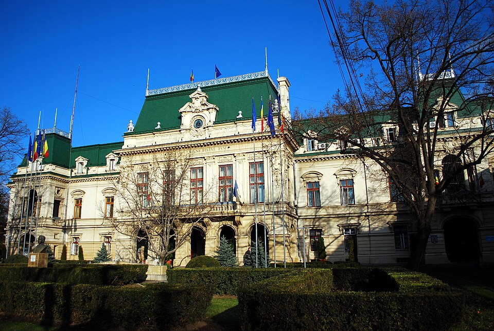 Fațada principală a Palatului Roznovanu, cu portic, fronton și aripile laterale.