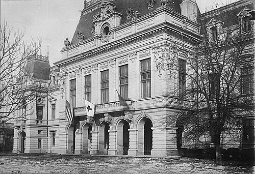 Fotografie istorică a fațadei, din perioada când palatul a găzduit un spital american; sursa este Library of Congress via Commons.