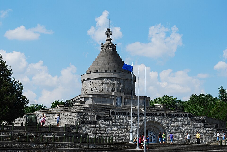 Mausoleul de la Mărășești din unghi frontal-oblic: terase, portal și Cupola Gloriei.