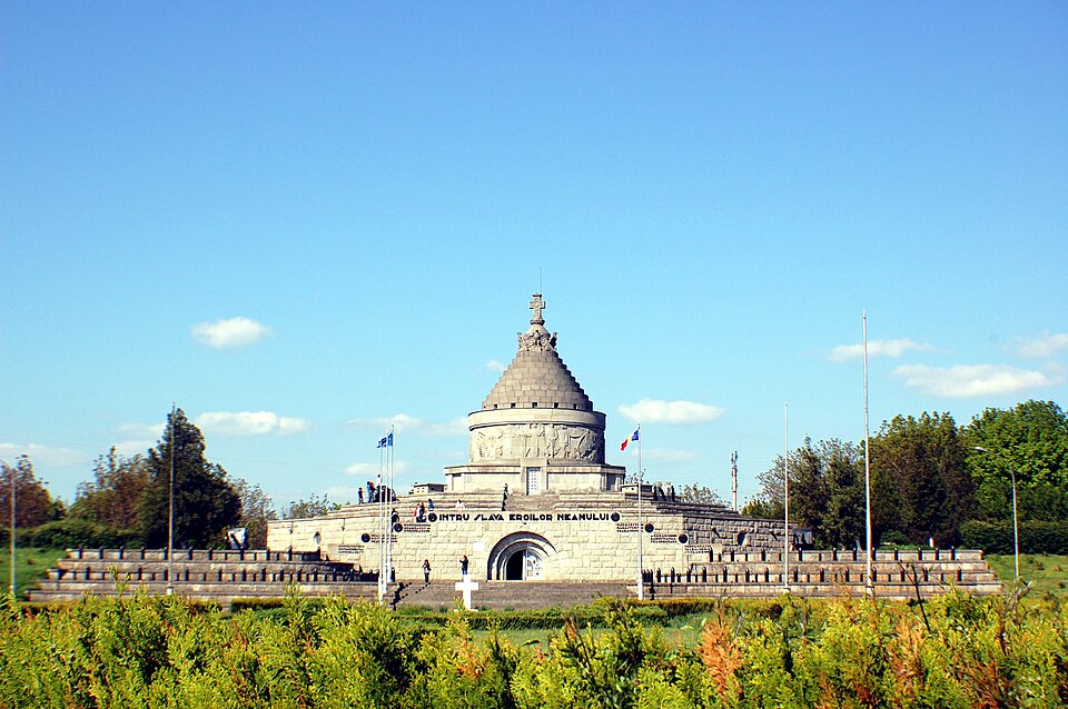 Ansamblul mausoleului dinspre grădină și aleea de acces, cu silueta cupolei.