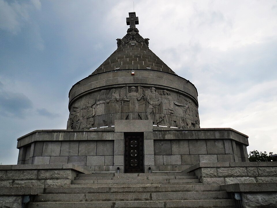 Fața opusă portalului principal, cu deschidere centrală, trepte și cupolă.