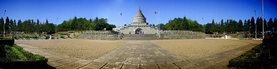 Panoramă largă a mausoleului și teraselor incintei.
