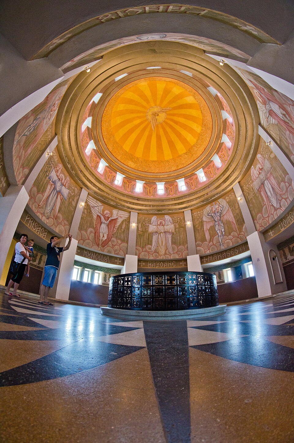 Rotonda interioară cu cupola, ferestrele și sarcofagul central.
