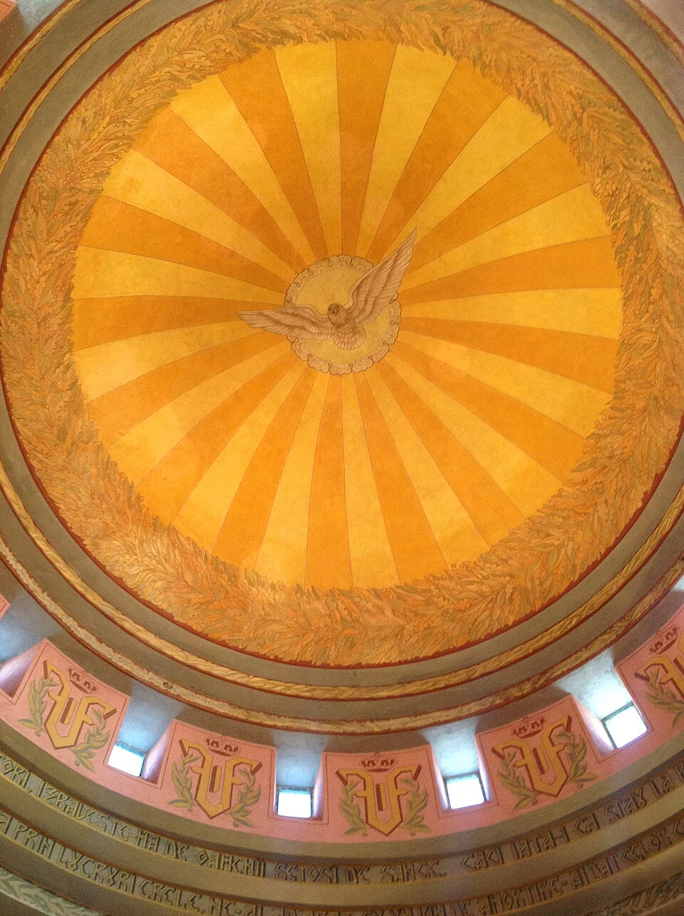 Cupola interioară pictată și ritmul ferestrelor circulare.
