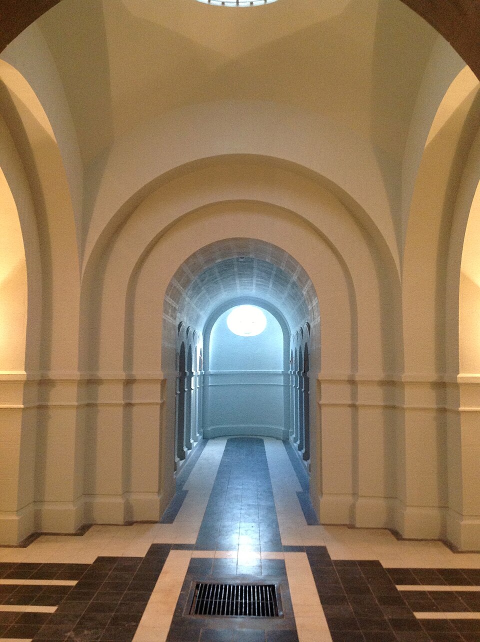 Culoar interior cu succesiune de arcade și perspectivă longitudinală.
