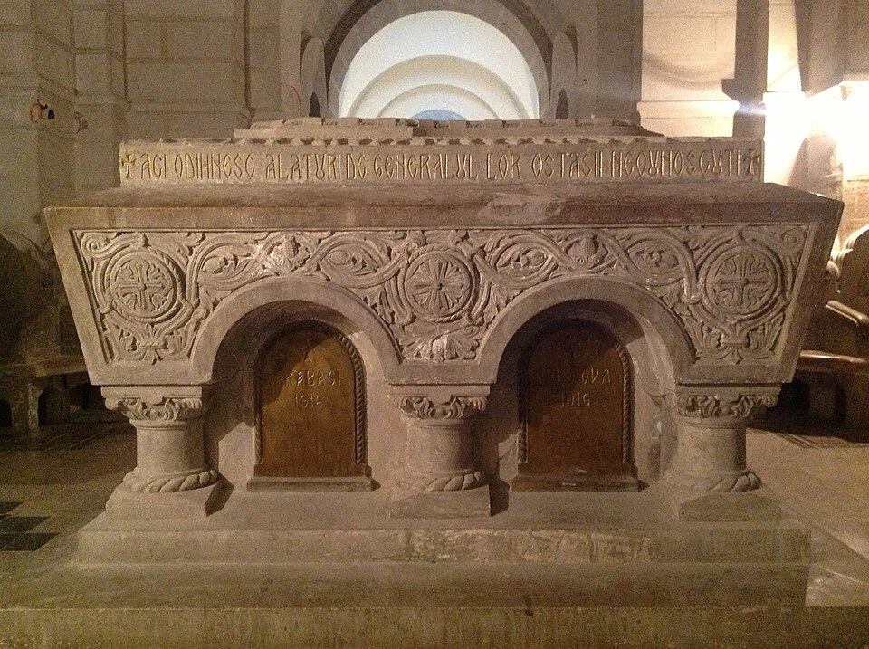 Mormântul comun al eroilor necunoscuți, cu arcade și relief vegetal, vedere laterală apropiată.