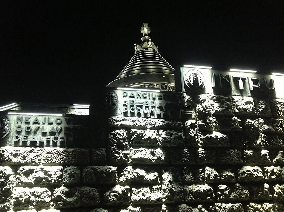 Cupola și terasele în iluminare nocturnă; lizibilitatea materialelor este limitată.