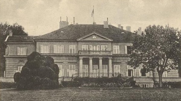 Fotografie istorică a fațadei sudice la începutul anilor 1900, identificată în legenda sursei.