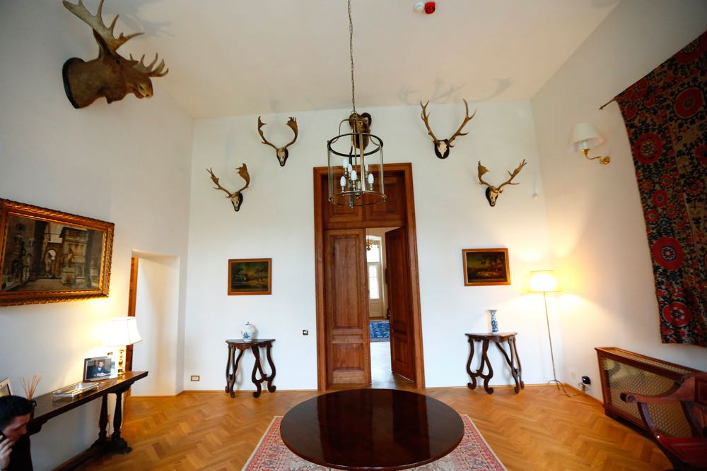Holul mare restaurat: pereți, uși, podea și trofee.