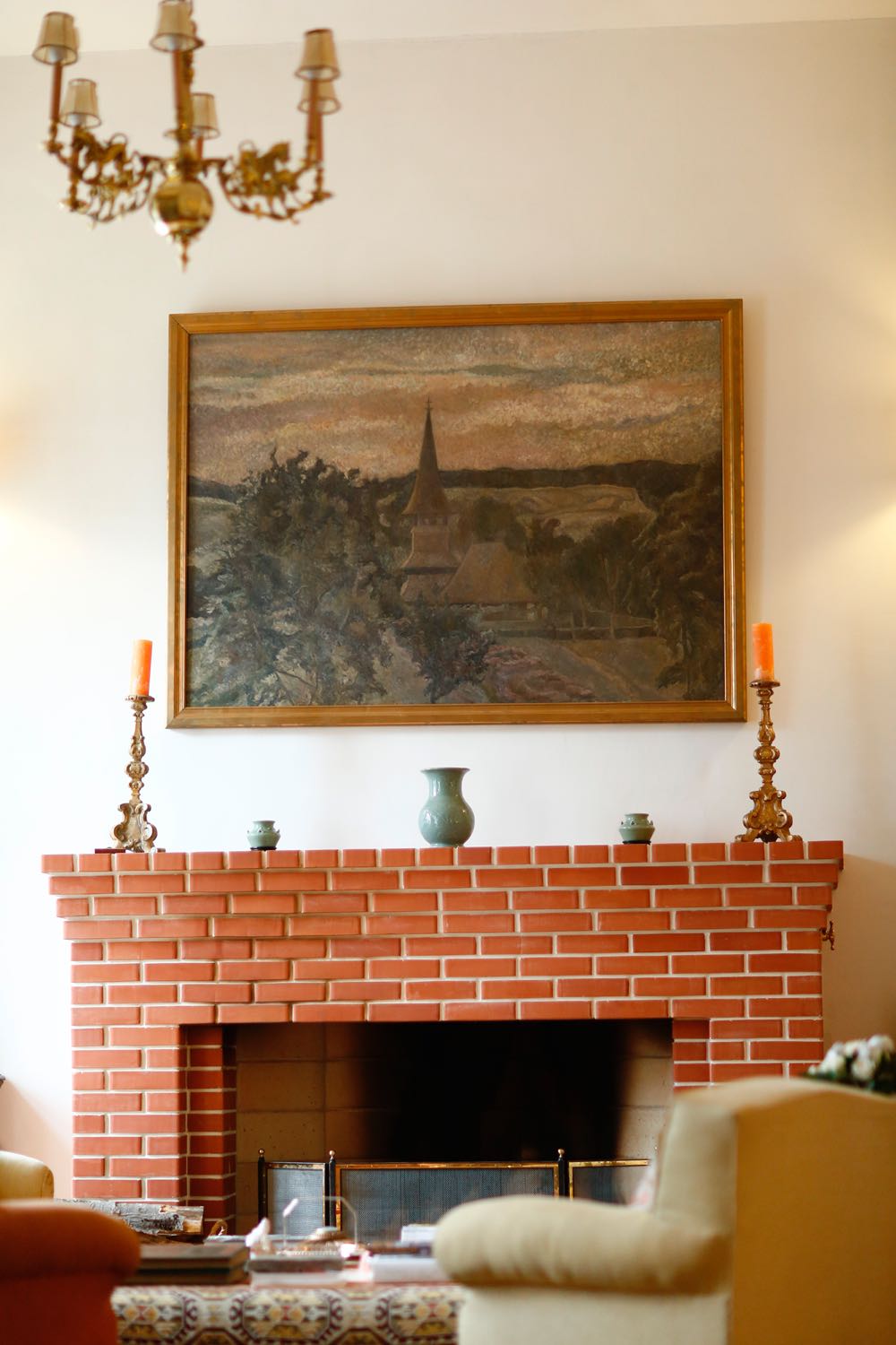Șemineul din salon și raportul dintre perete, tablou și mobilier.