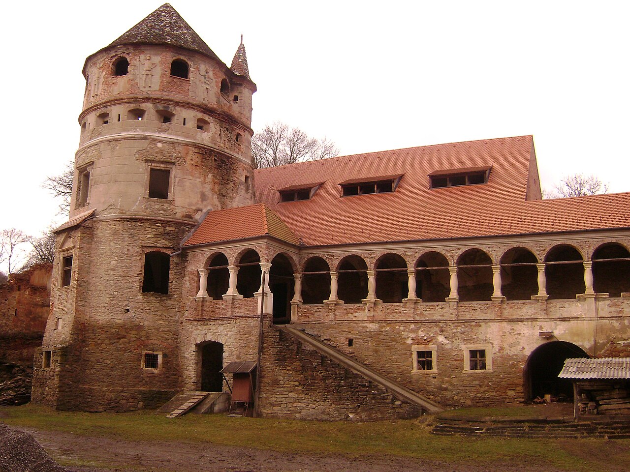 Turnul cilindric, loggia cu arcade și scara de acces, vedere din curte.