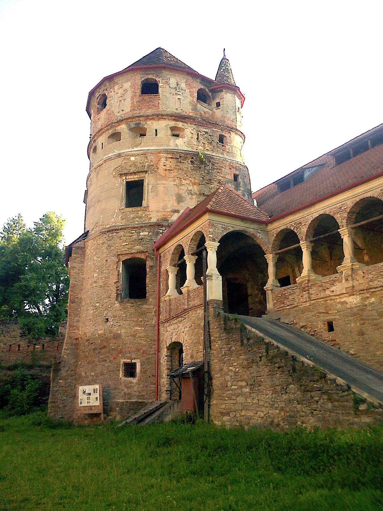Turnul cilindric văzut oblic împreună cu arcadele și scara.