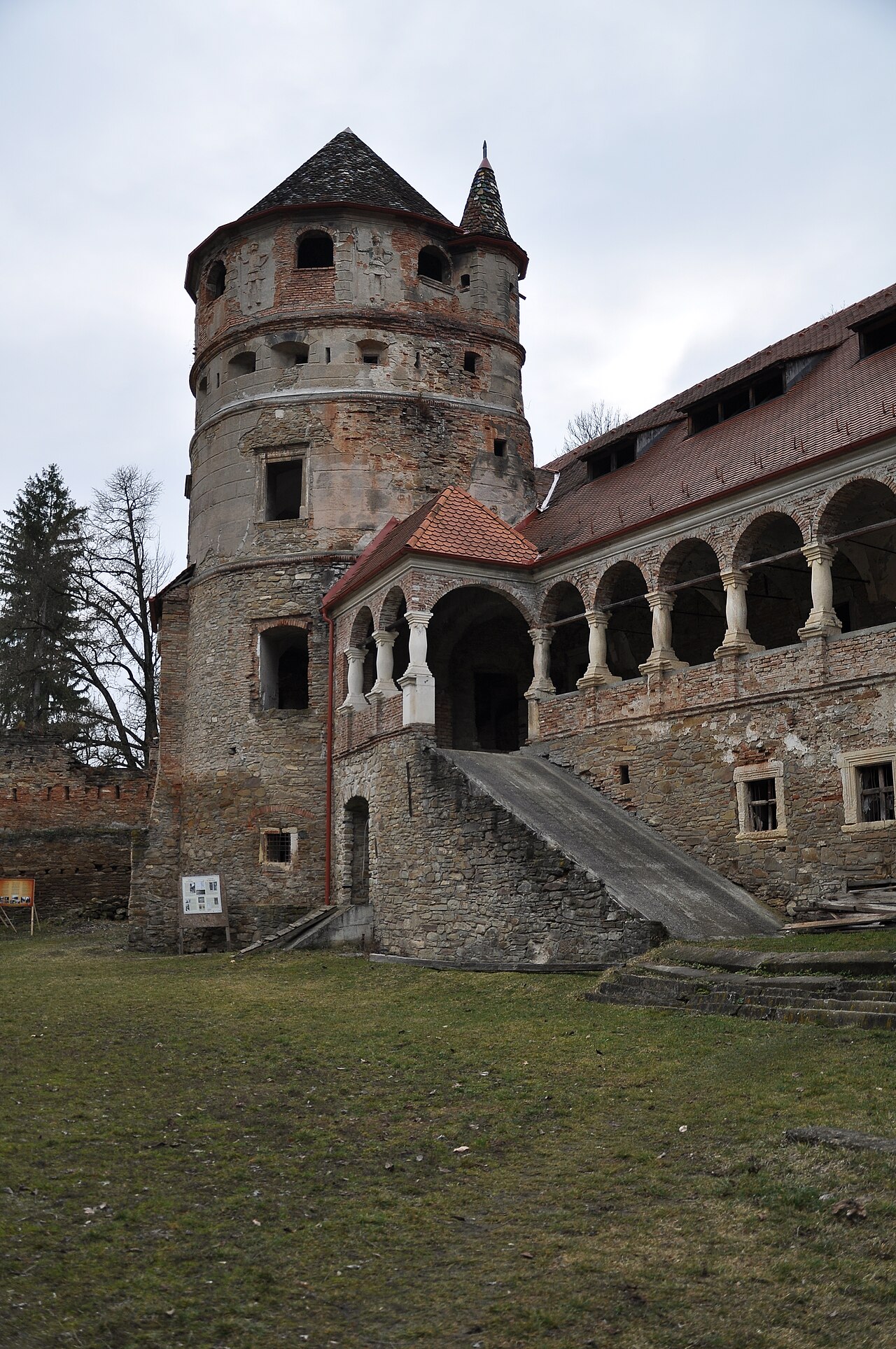 Loggia și scara, privite dinspre colțul curții.