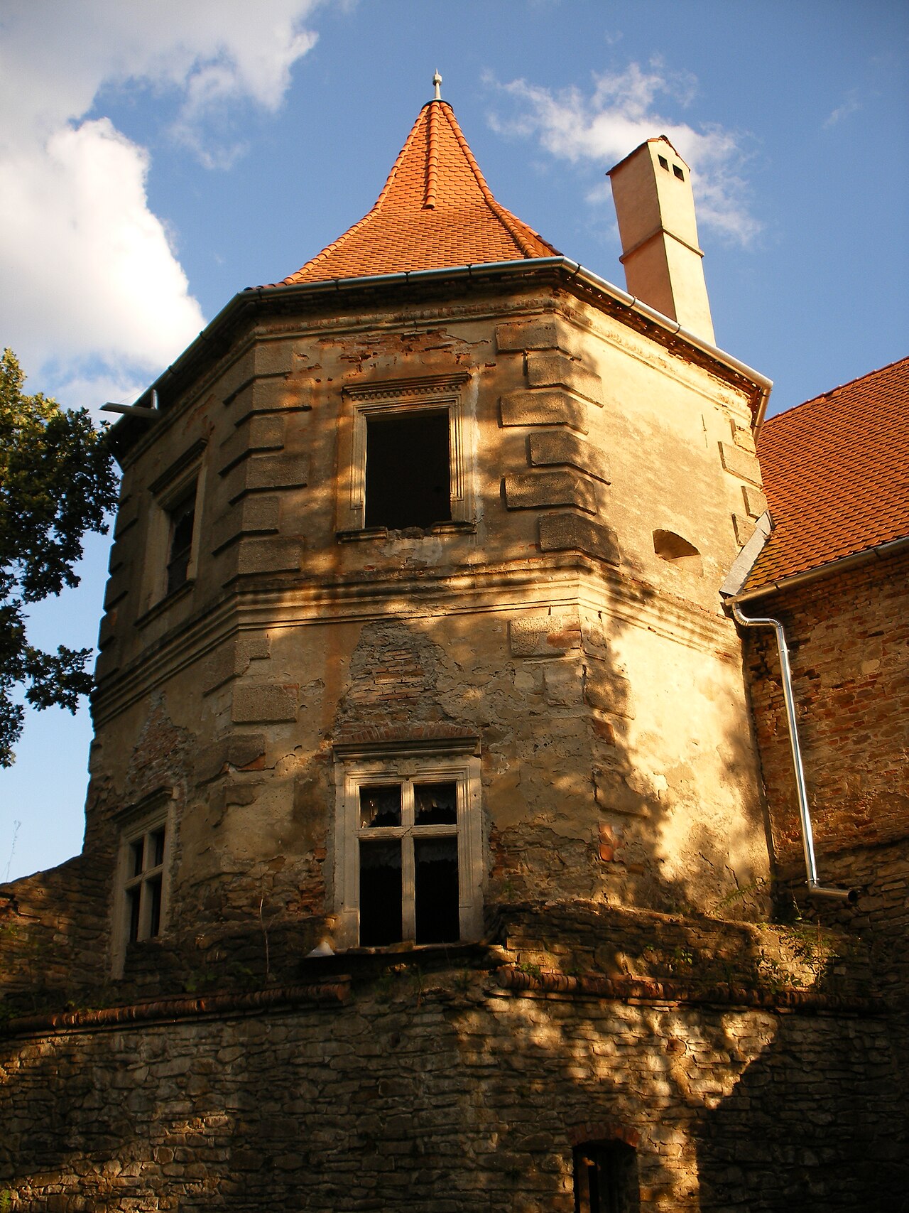Bastion de colț cu corp poligonal, acoperiș și coș.