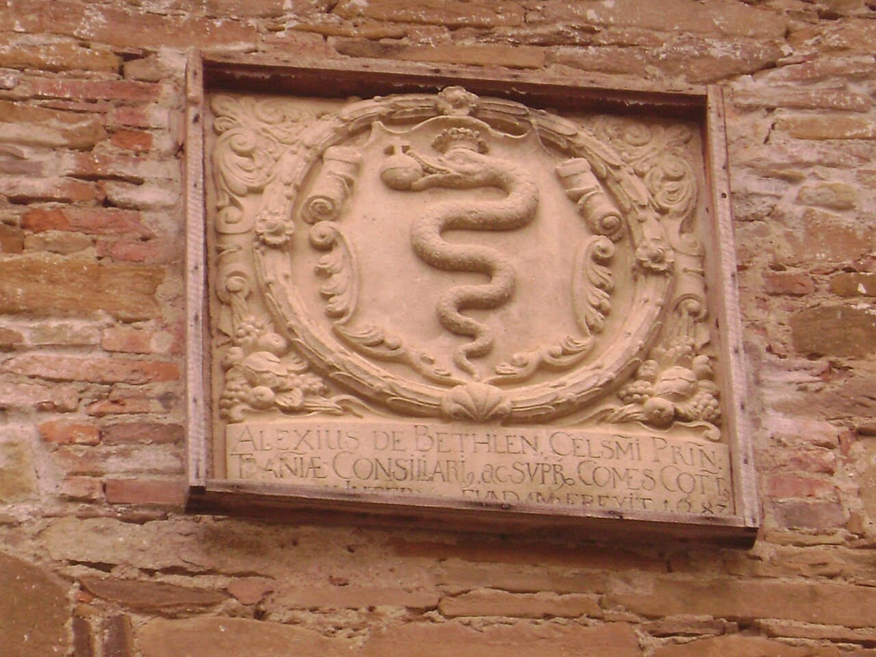 Blazon sculptat în piatră pe zidăria turnului.